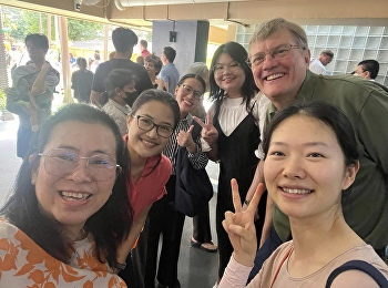 :วันนี้ห้องเรียนภาษาศาสตร์ ออกนอกสถานที่
Dr. Kirk’s lecture in Sociolinguistic
course