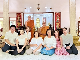 คณะอาจารย์และนักศึกษาสาขาภาษาศาสตร์
ร่วมกันทำบุญถวายเพลพระ